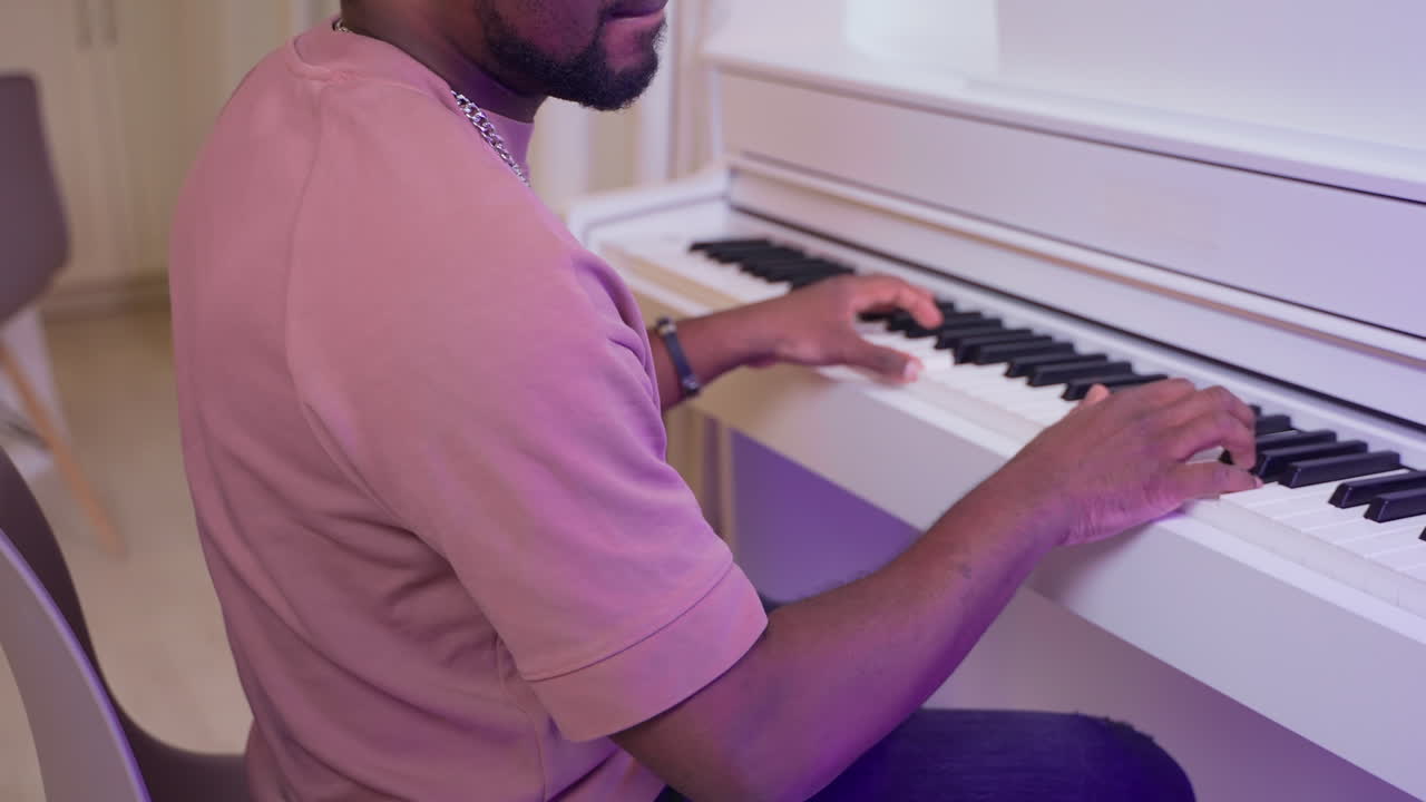 hombre tocando el piano