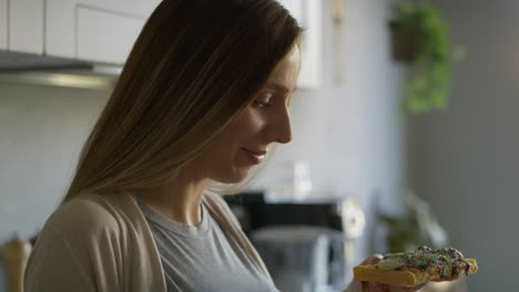 Mujer-Embarazada-Comiendo-Bocadillos-No-Saludables