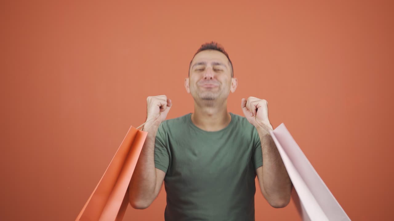 비즈니스맨이 신용카드로 쇼핑을 합니다.