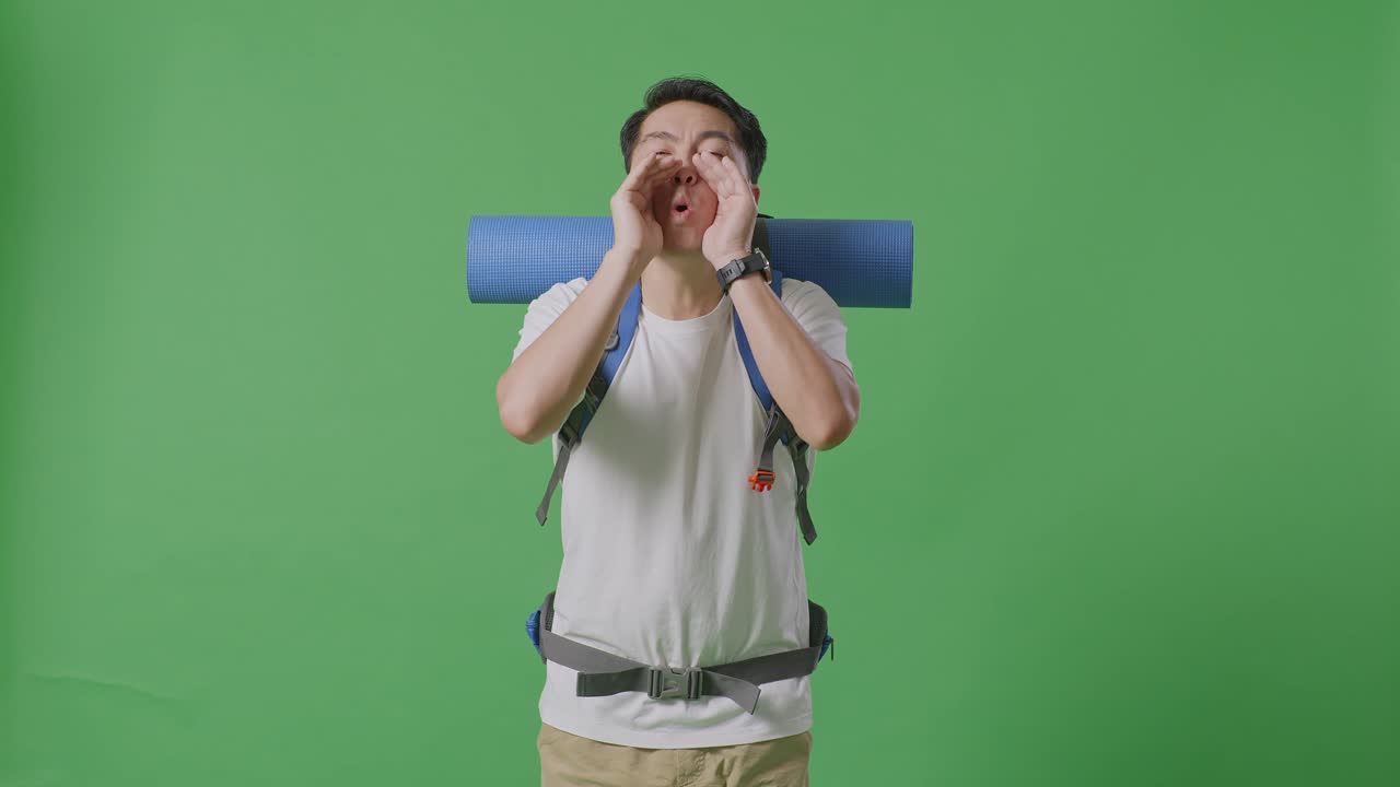 hombre con mochila gritando