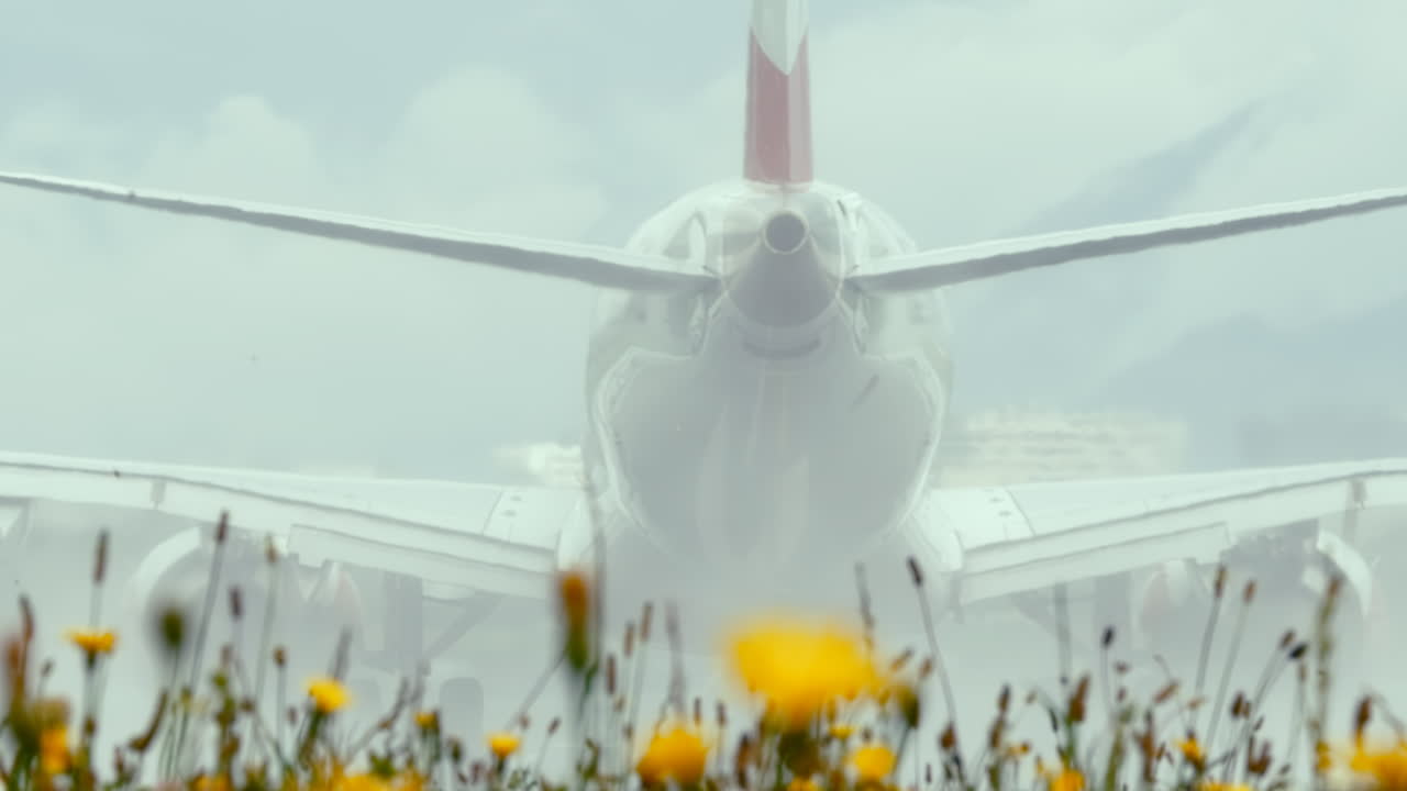 공항 의 두꺼운 안개 에 있는 비행기