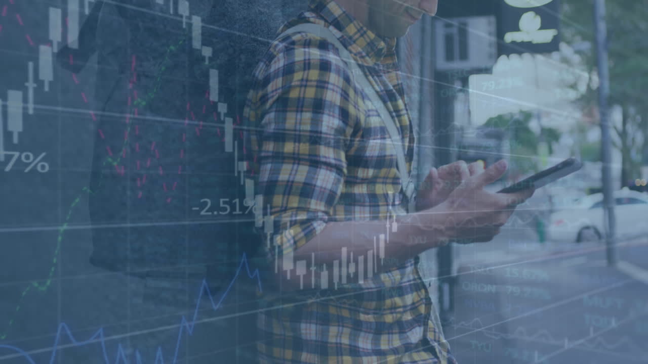 animación de procesamiento de datos financieros sobre un hombre caucásico feliz usando un teléfono inteligente en la calle