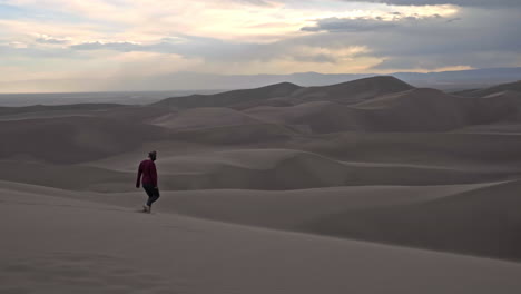 Chica-Camina-A-Través-De-Windy-Dune-En-Great-Sand-Dunes-National-Park-Colorado