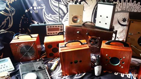 panorámica a través de la colección de espíritu y caja de fantasmas equipo de comunicación electrónica