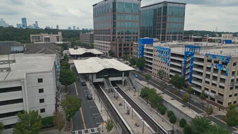 Vista-Aérea-De-La-Estación-Central-Lindbergh-Y-De-Los-Edificios-De-Oficinas-Con-El-Centro-De-La-Ciudad-De-Atlanta-Al-Fondo