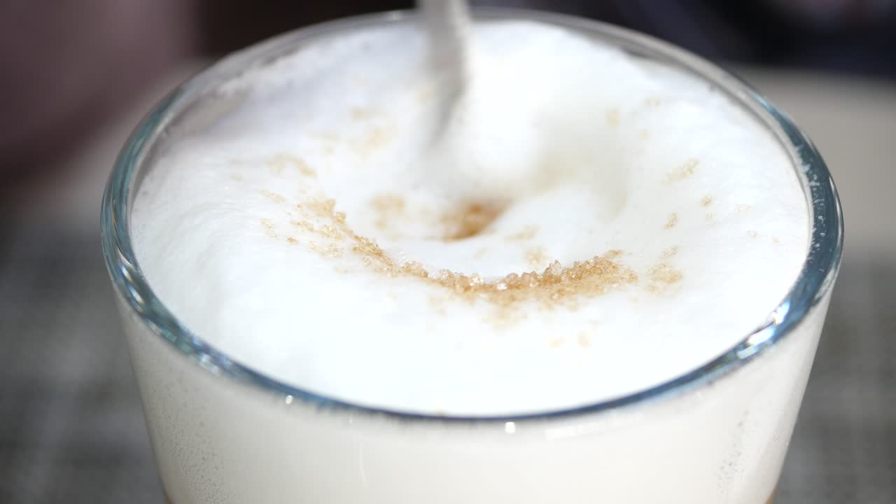 라테에 설탕을 첨가하는 것