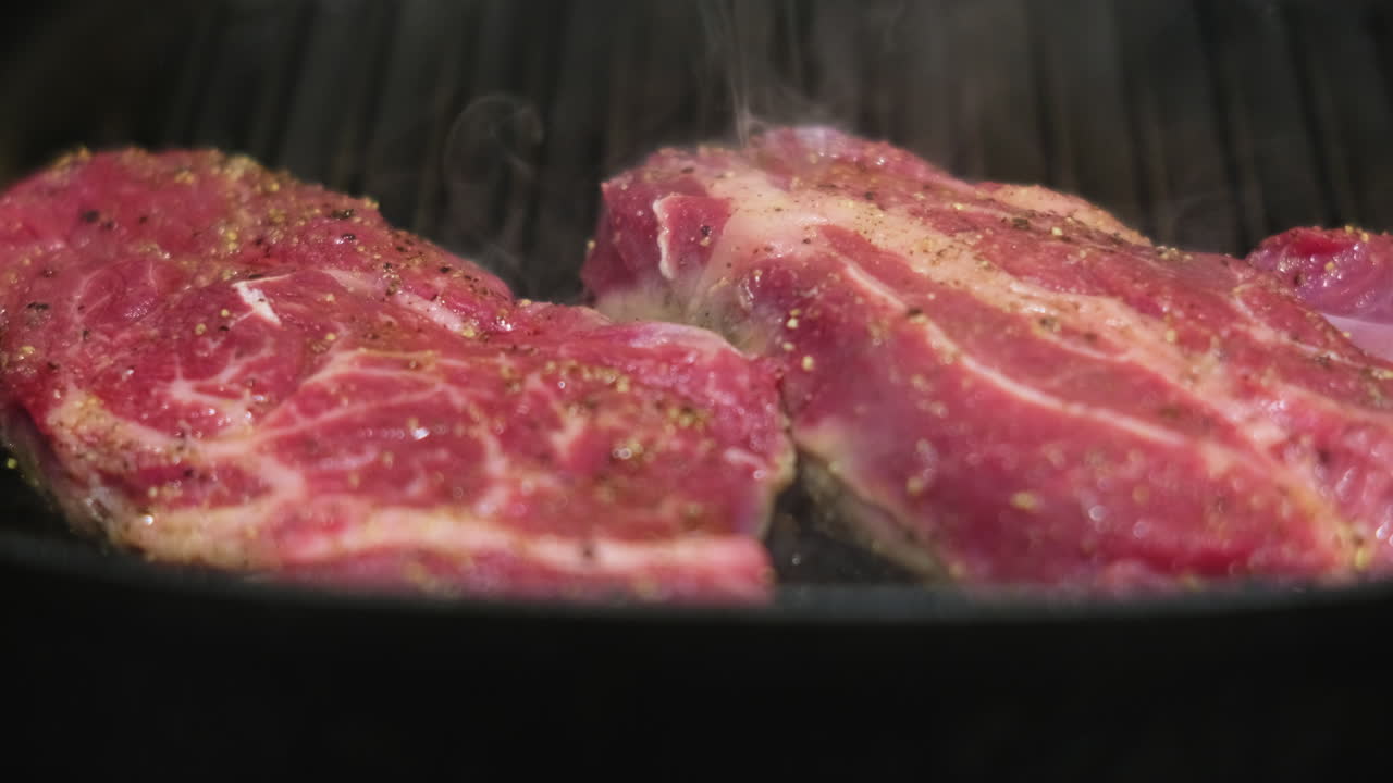 cocinar filetes en una sartén