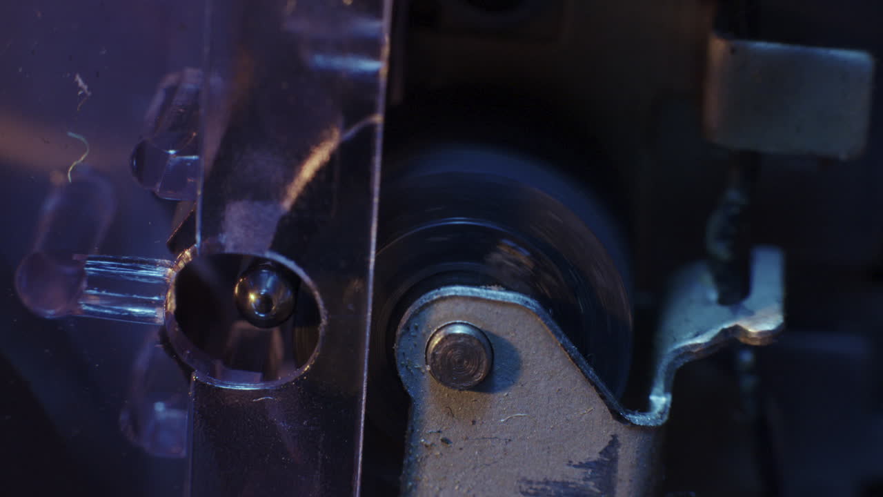 낮은 조명에서 회전하는 마이크로 카세트 레코더 핀치 롤러