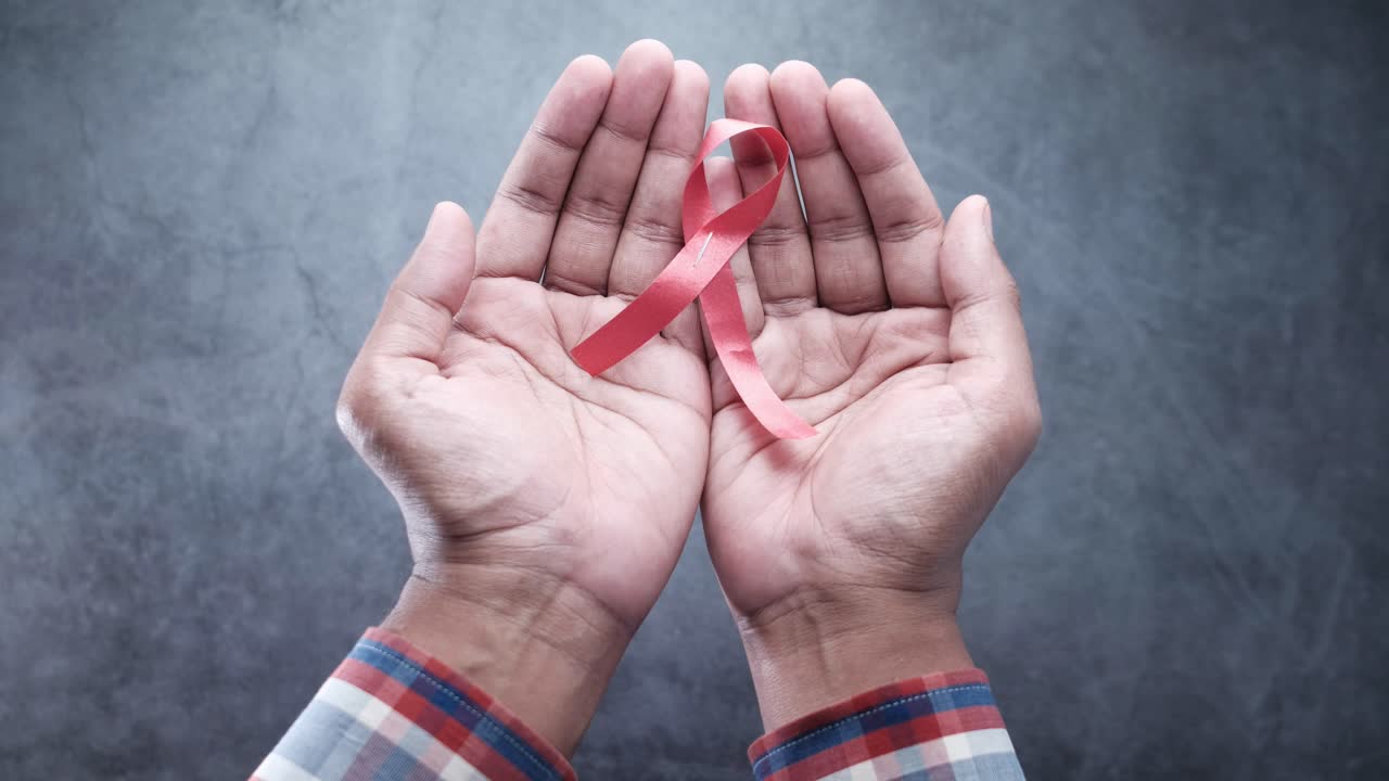 赤いリボンを手に