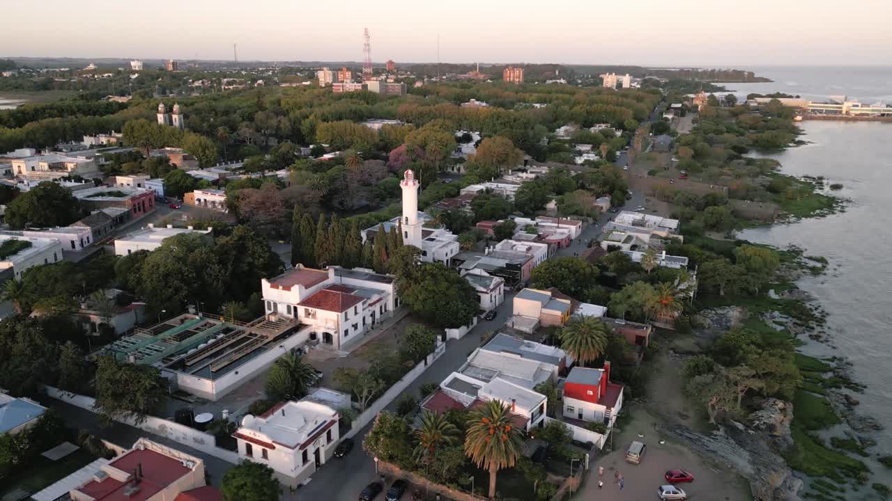 colonia del sacramento uruguay vista aérea del faro durante la puesta de sol