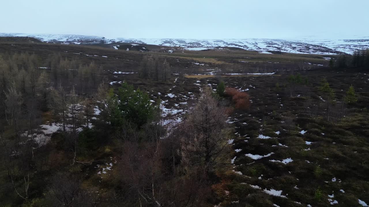 눈이 녹는 봄의 풍경 구름이  ⁇ 은 날 공중 사진