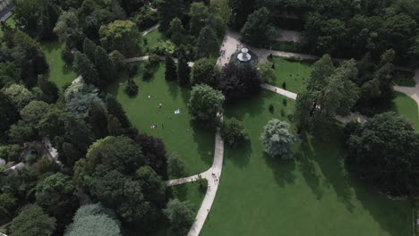 Gente-En-Los-Jardines-De-Thabor,-Rennes-En-Bretaña,-Francia