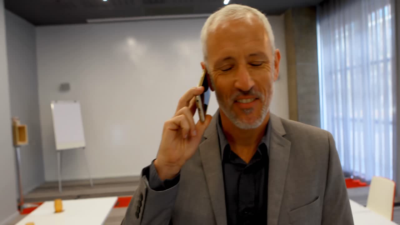 Empresário falando ao celular no hotel 4k