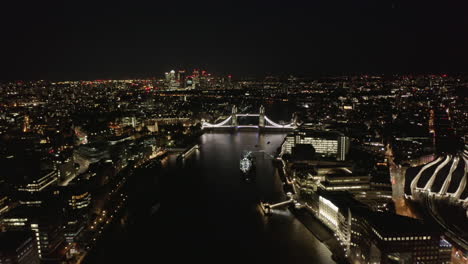 Luftaufnahme-Der-Tower-Bridge-über-Die-Themse.-Nachtaufnahmen-Einer-Großstadt,-Die-Von-Den-Lichtern-Der-Stadt-Beleuchtet-Wird.-London,-Vereinigtes-Königreich