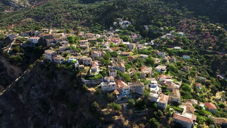 Mediterranes-Dorf-Auf-Einer-Klippe-Erbaut,-Mit-Alten-Steinhäusern-Auf-Einem-Felsigen-Hügel-An-Der-Albanischen-Küste,-Mit-Blick-Auf-Die-Sonne