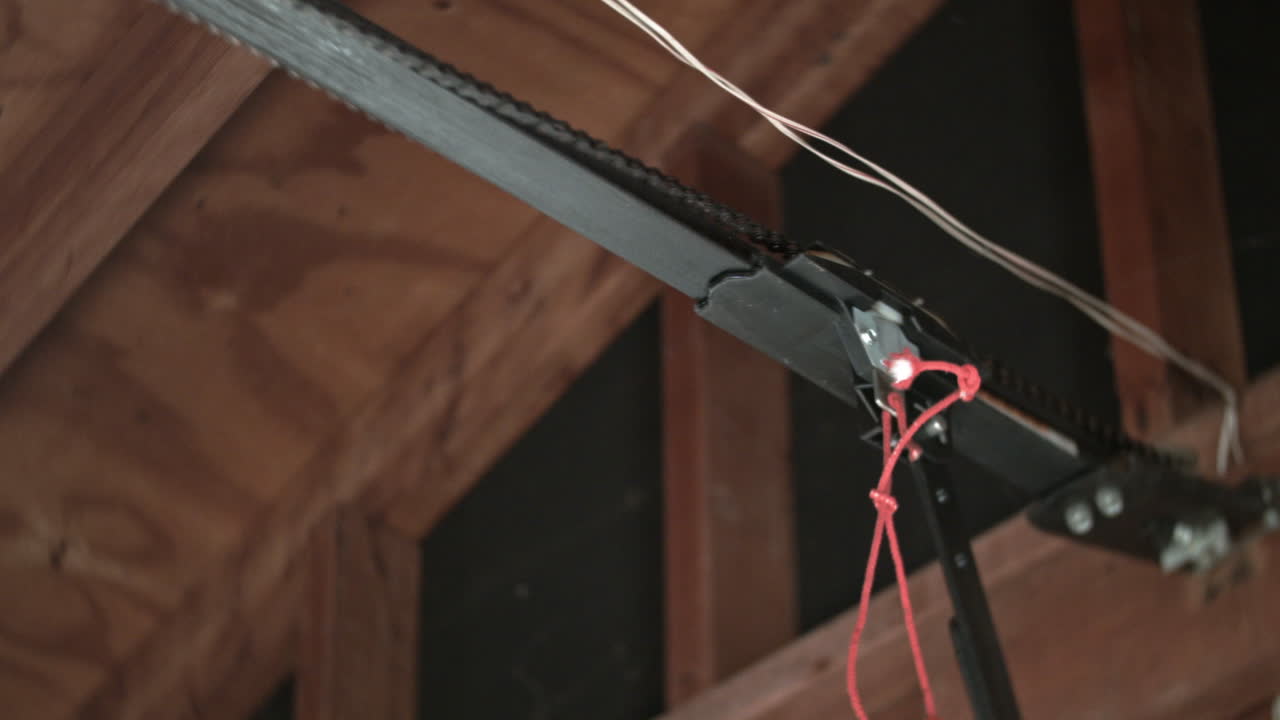 el abridor de la puerta del garaje se mueve en la vía y se cierra