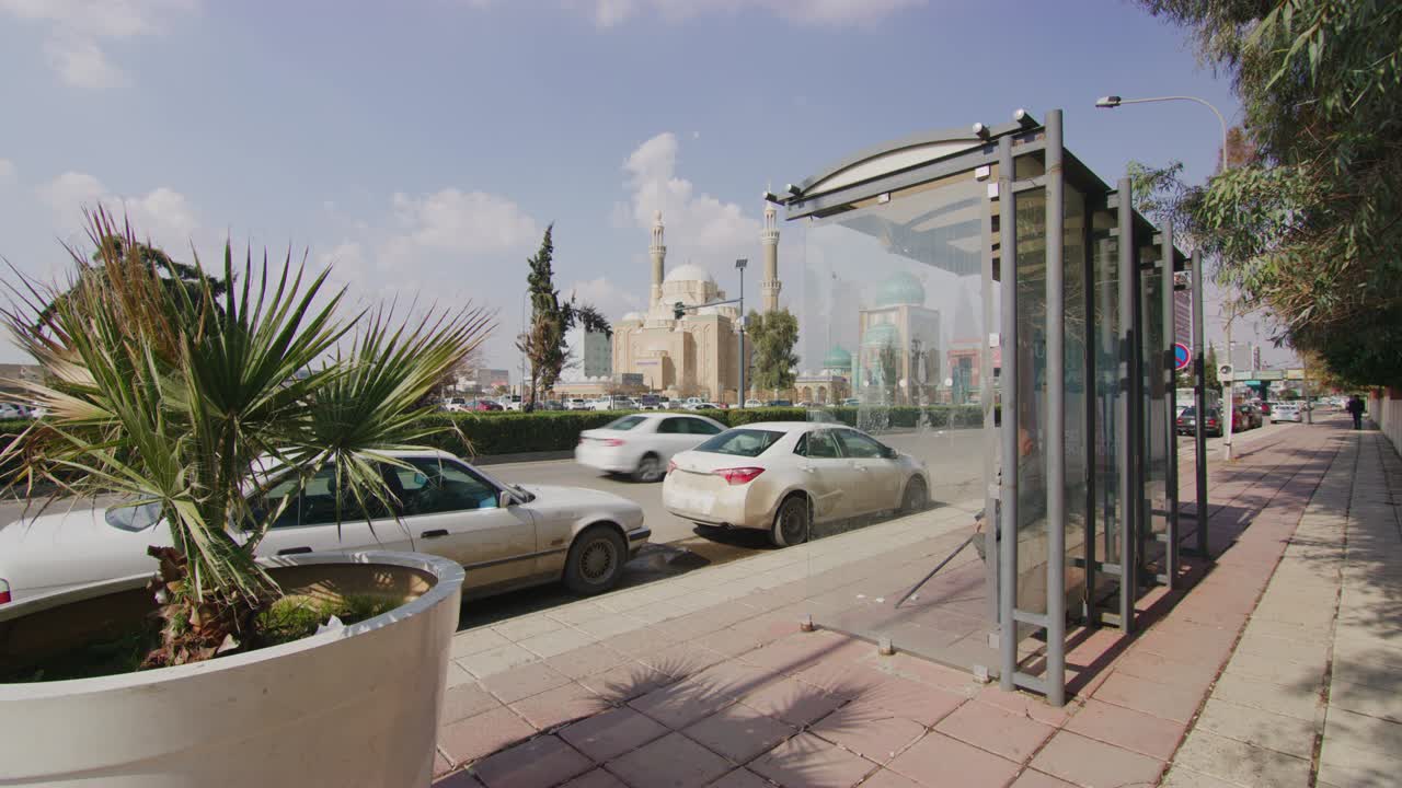 fermata dell'autobus con la bellissima moschea jalil khayat ad erbil, in iraq