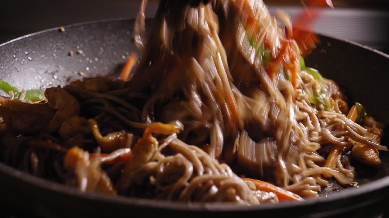 sartén con fideos, verduras, pollo, cocinando comida japonesa