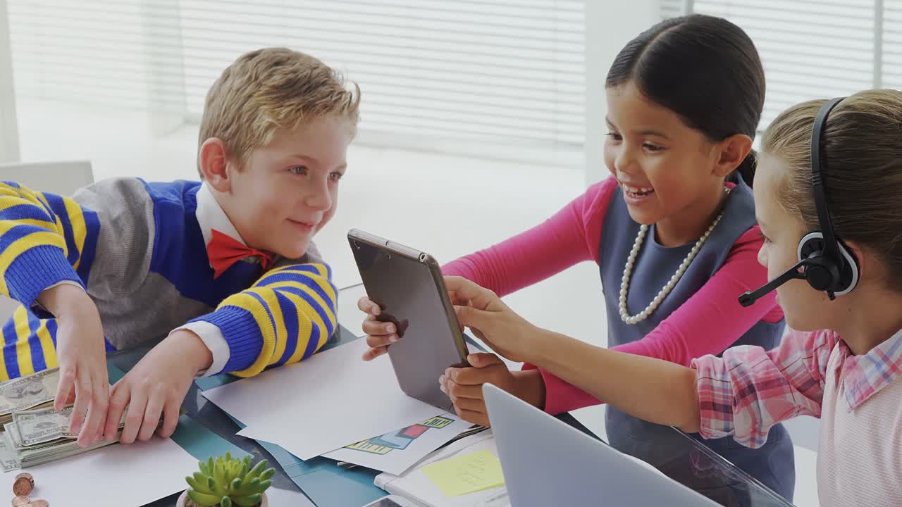 como niños ejecutivos discutiendo sobre una tableta digital 4k 4k