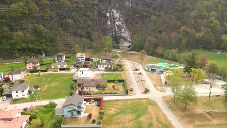 Villen-Mit-Garten-Im-Dorf-Bignasco-Im-Kanton-Tessin