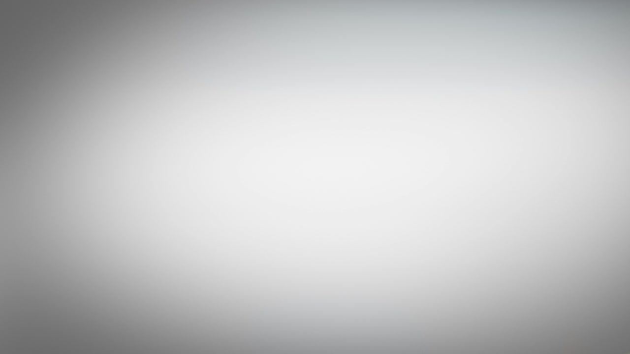 vuelo de mandarinas y rebanadas en fondo gris oscuro