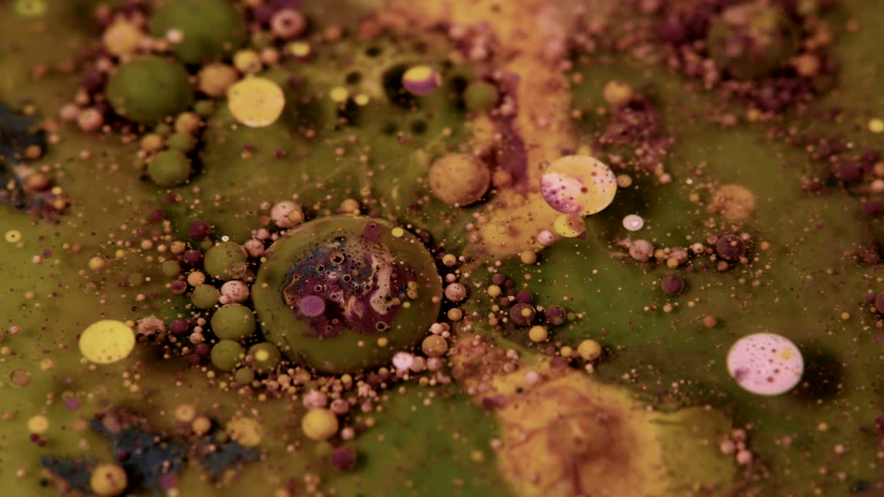 abstractas burbujas de acrílico colorido y pintura alimentaria en el agua