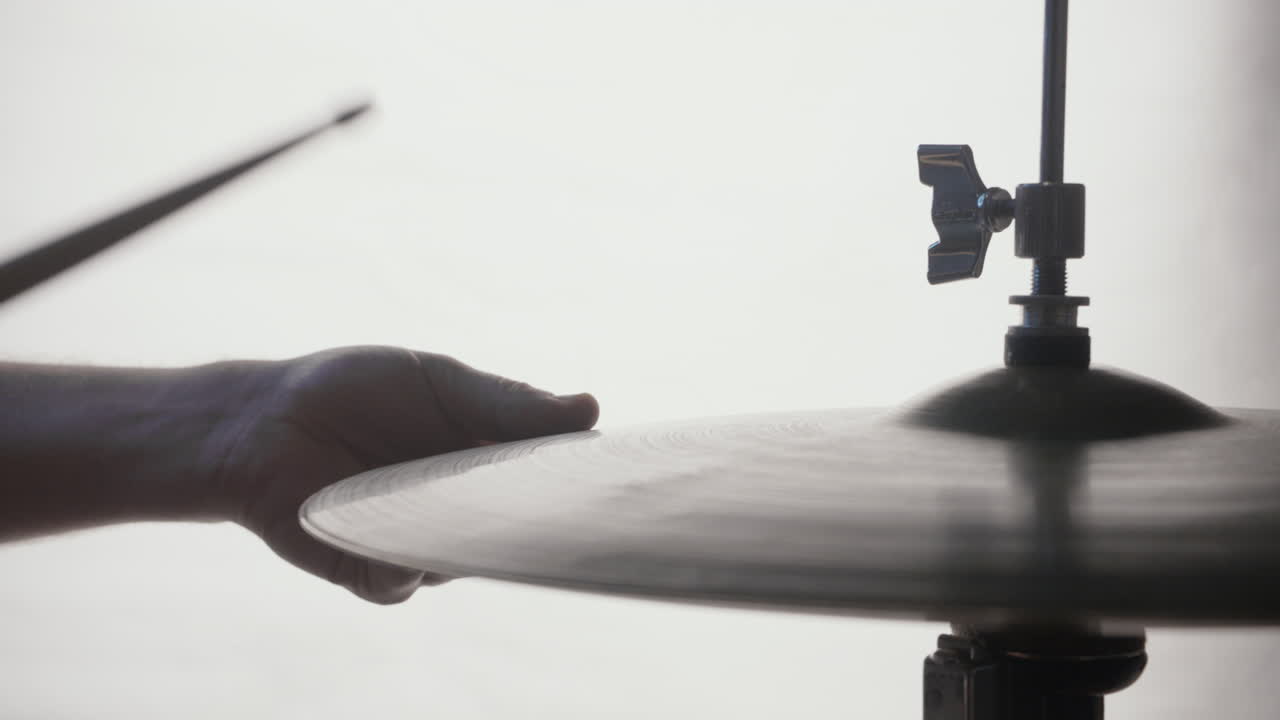 el baterista de jazz toca un sombrero alto silencioso, silueta