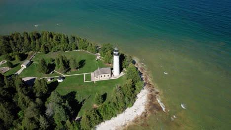 Vista-Aérea-De-Drones-Mirando-Hacia-El-Faro-En-Las-Costas-Del-Condado-De-Door