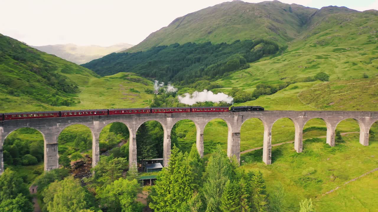 글렌핀난 다이아 (glenfinnan viaduct) 에 있는 자코바이트 증기 열차의 공중 촬영, 스코틀랜드 하이랜드 (scotland highlands) 에 있는 스코틀랜드의 랜드마크