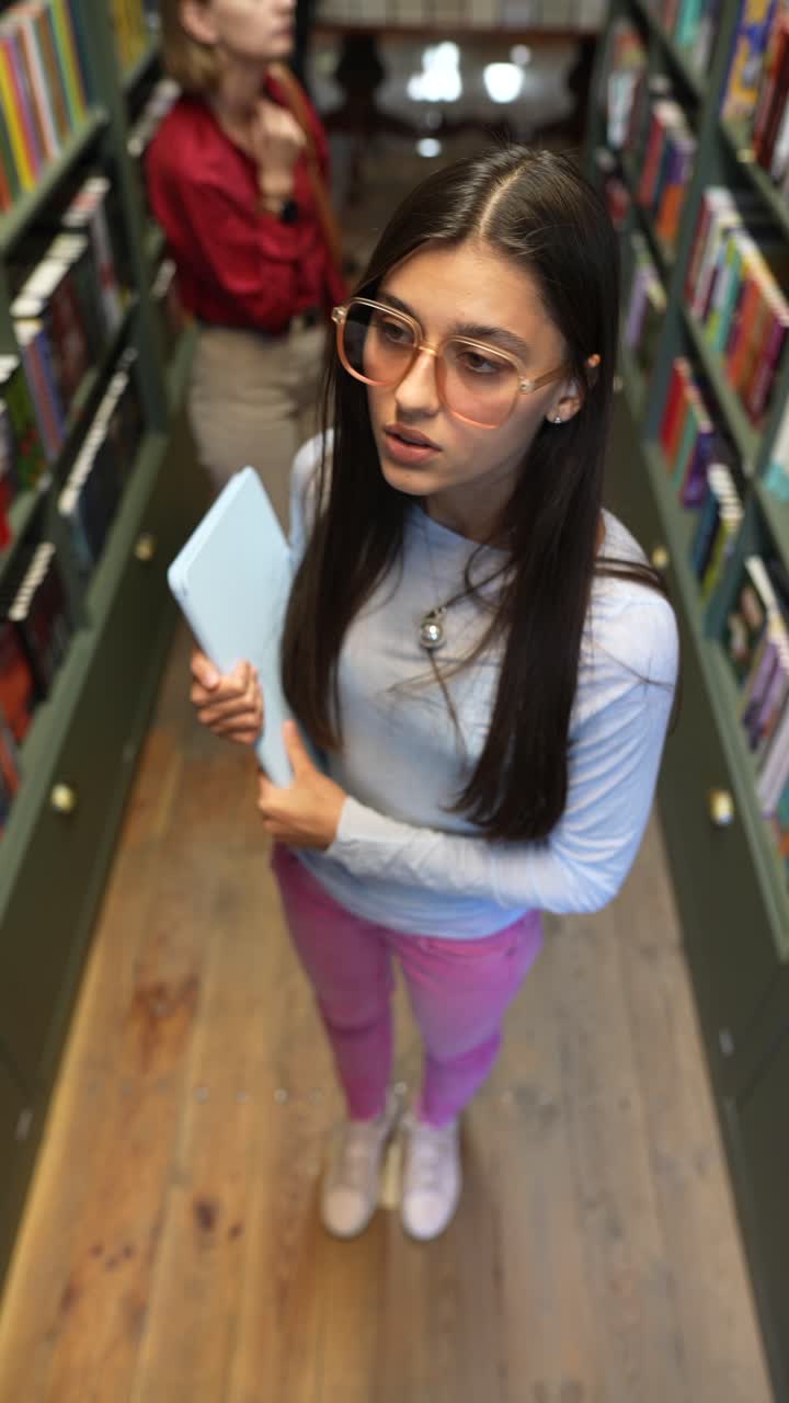 mujer joven en la biblioteca