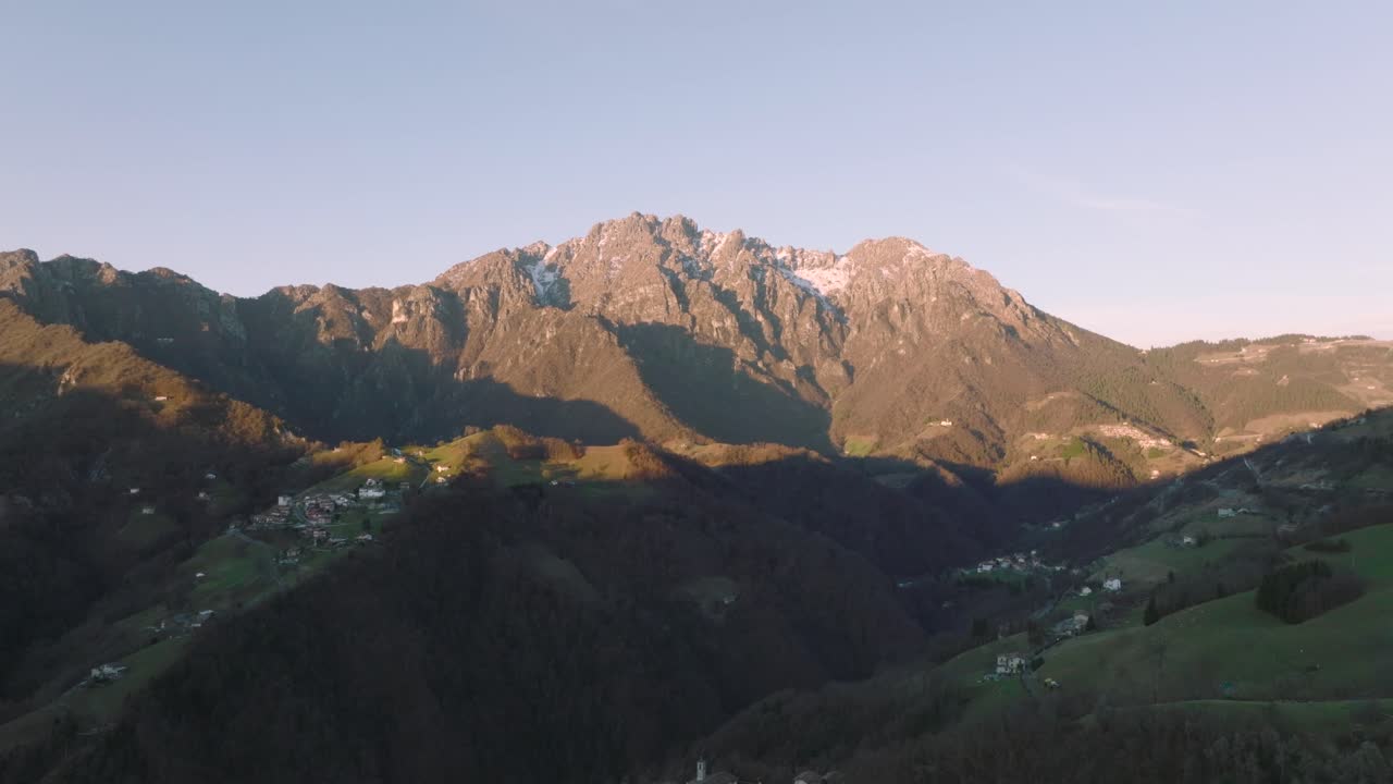 hermosa vista aérea del valle de seriana y sus montañas en un día soleado, alpes orobie, bérgamo, italia