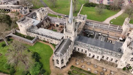 Imágenes-De-Drones-Ashridge-House-Vuelo-Lateral-Detrás-De-La-Iglesia