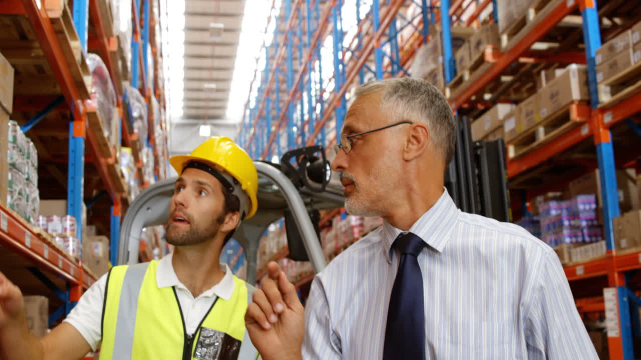 gerente y trabajador apuntando a algo