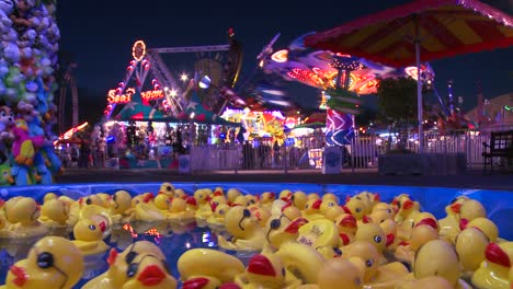 Gummienten-Schwimmen-Bei-Einem-Karneval-In-Einem-Pool-1