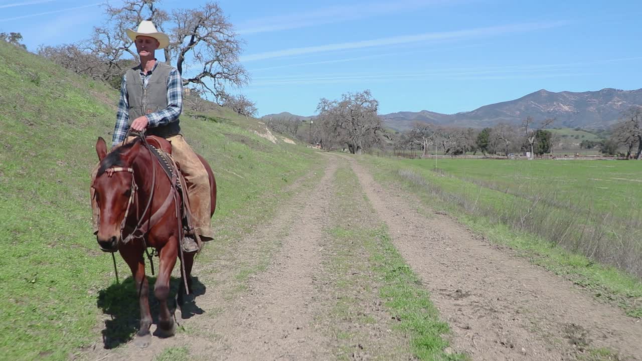 el vaquero monta su caballo abrazando el tercio izquierdo del marco y finalmente tiene una salida limpia