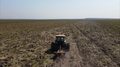 Vista-Aérea-Que-Captura-Un-Tractor-Preparando-Diligentemente-El-Suelo-Para-La-Reforestación-En-Argentina,-Mostrando-El-Proceso-Crucial-De-Restauración-De-Tierras-Y-Plantación-De-árboles.