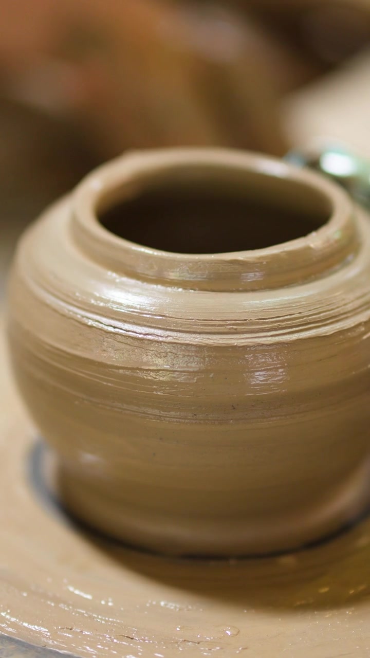 Scatto dettagliato di argilla bagnata modellata per creare un vaso tradizionale a Nonthaburi, Thailandia