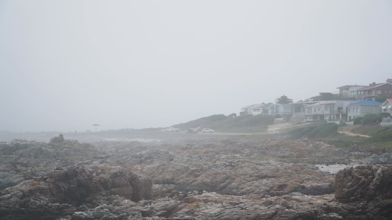 정원 경로에 있는 작은 마을에서 남아프리카 해안선의 안개 낀 시간 경과