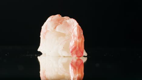 plato de sashimi, restaurante japonés, atún fresco y rebanadas de salmón en un café moderno, comida tradicional, plato de pescado rojo crudo, omega 3.