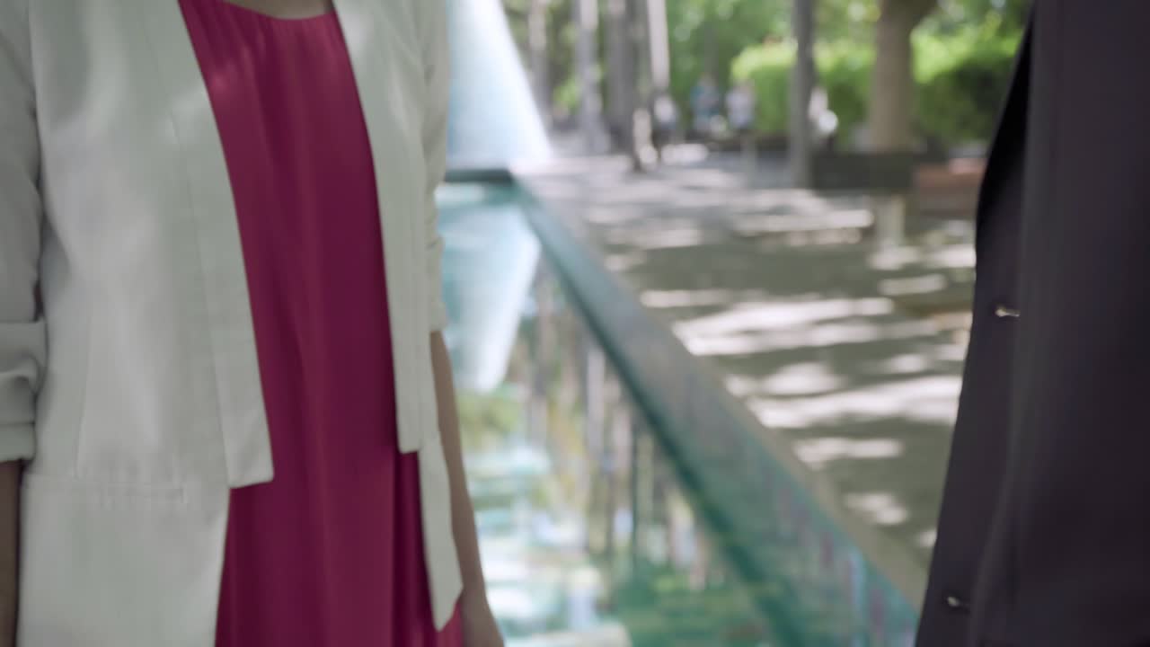 손을 흔드는 두 사업가 의 클로즈업  ⁇