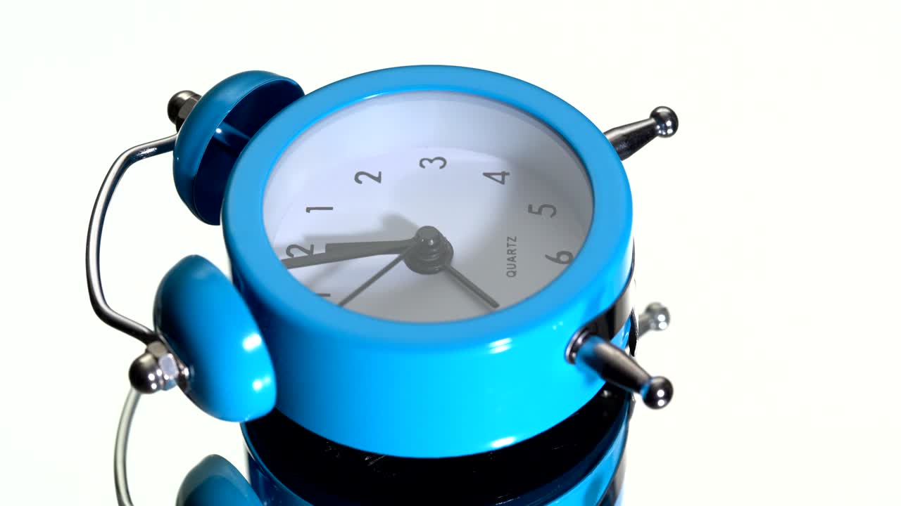 색 배경 에 있는 알람 시계