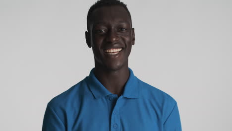 hombre afroamericano feliz con fondo gris.