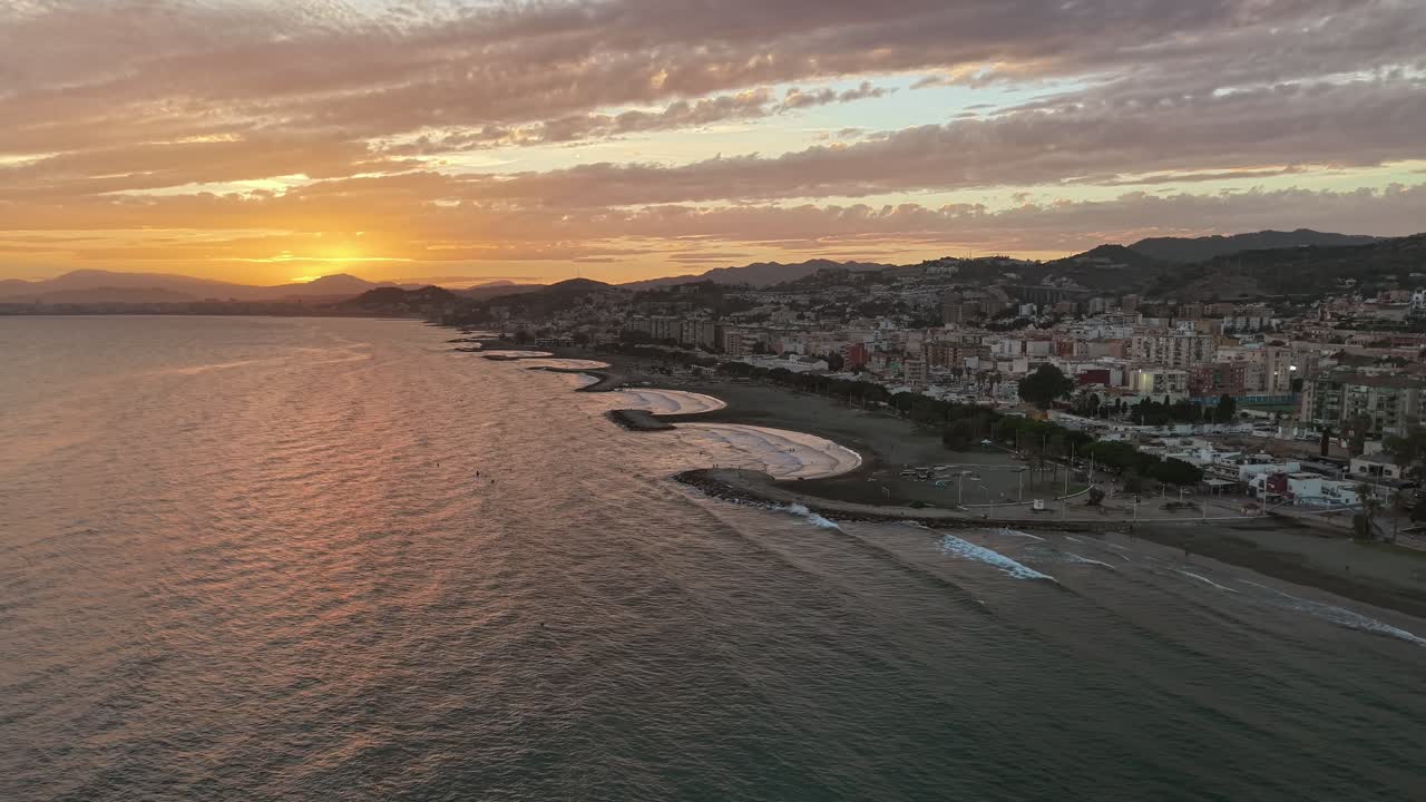Tramonto su Playa Las Acacias, ripresa aerea che rivela Malaga, Spagna