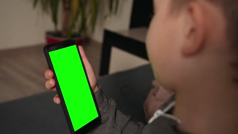 niño con gadget digital. aplicación móvil para un niño. niño usa teléfono celular.