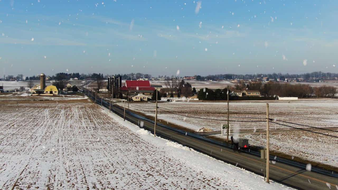 눈보라 속에서 운전자를 마을로 끌어들이는 공중 말이 끄는 마차