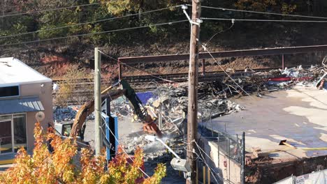 bagger zerstört ein baugrundstück für neubauprojekte