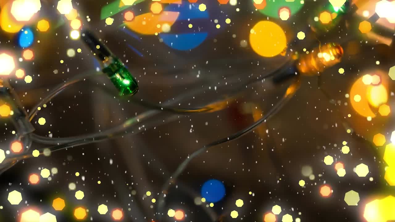 Animation von fallendem Schnee und flackernden Weihnachtslichterketten vor schwarzem Hintergrund