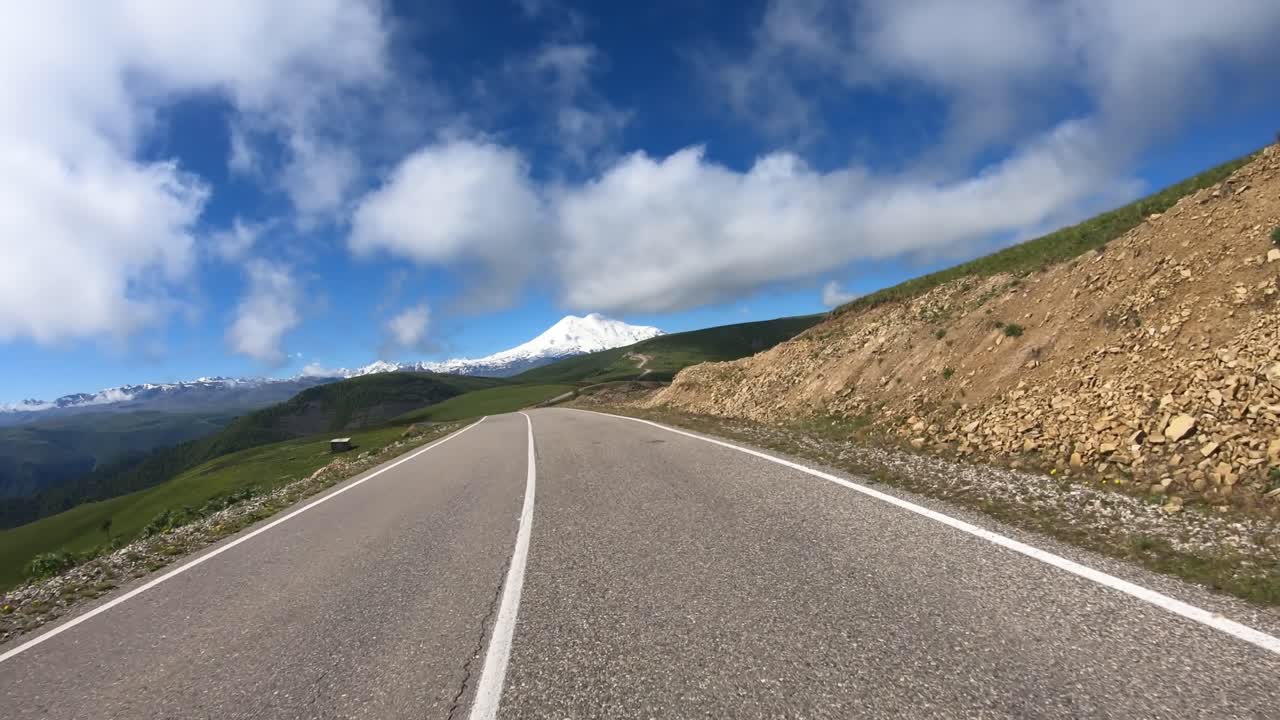 punto de vista conduciendo un coche en una carretera