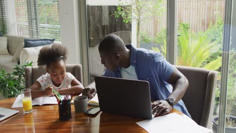 Video-Eines-Afroamerikanischen-Vaters-Und-Seiner-Tochter,-Die-Einen-Laptop-Benutzen-Und-Lernen