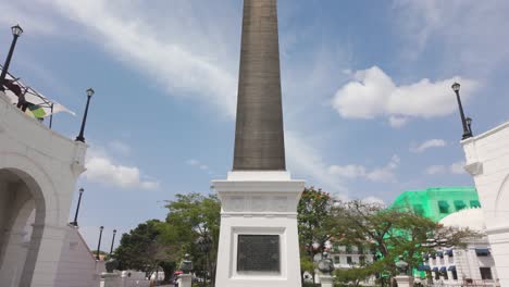 Obelisco-En-La-Plaza-De-Francia-En-El-Casco-Viejo,-Ciudad-De-Panamá,-Bajo-Un-Cielo-Azul-Brillante